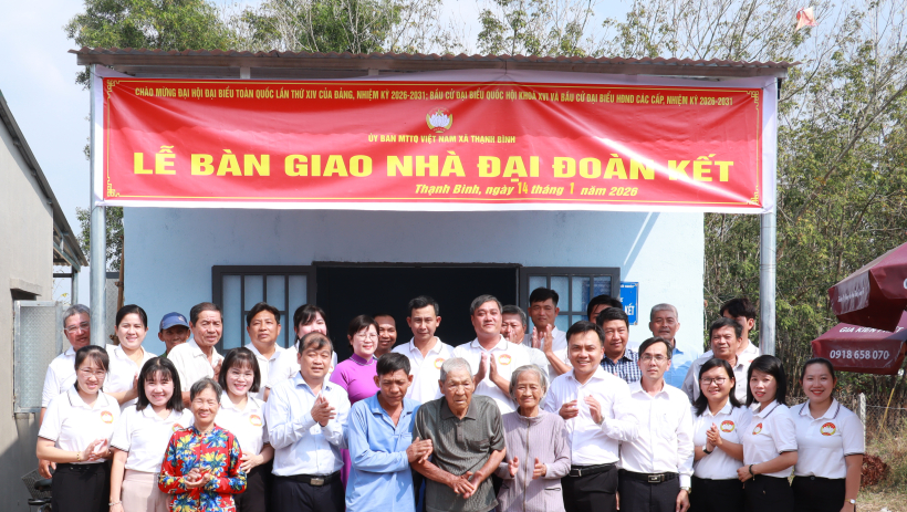 X&atilde; Thạnh B&igrave;nh: Trao tặng 3 căn nh&agrave; Đại đo&agrave;n kết cho hộ ngh&egrave;o 