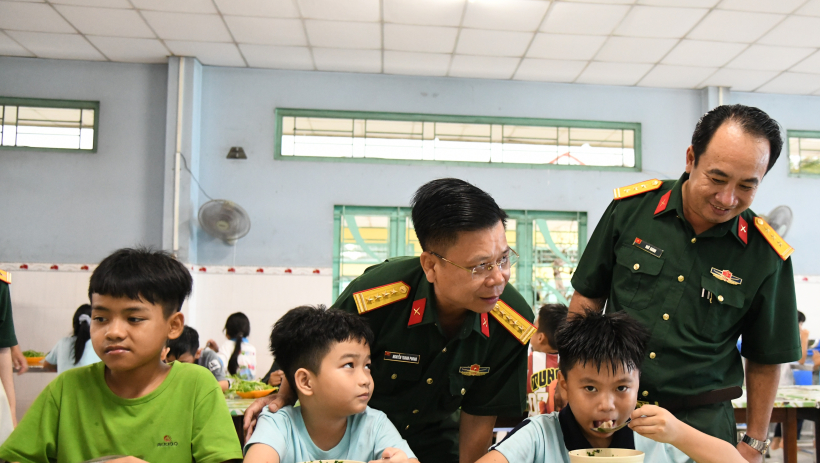 Đẹp m&atilde;i t&igrave;nh qu&acirc;n - d&acirc;n!