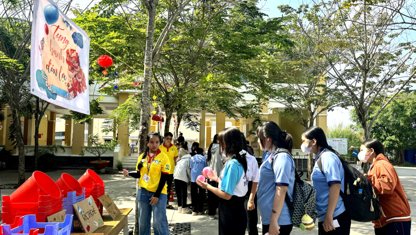 H&aacute;o hức trải nghiệm m&ugrave;a xu&acirc;n trong s&acirc;n trường