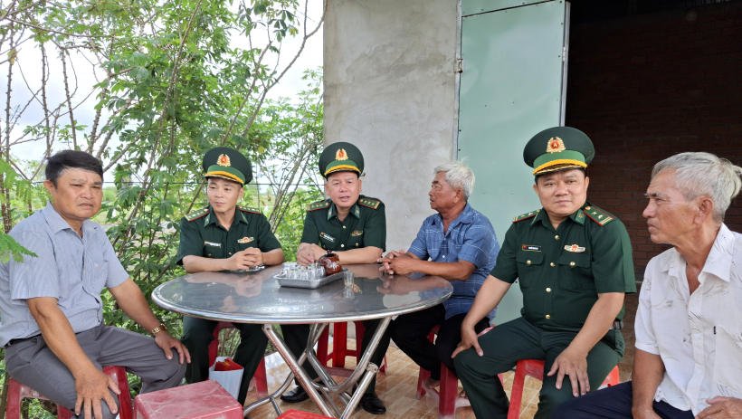 Giữ đất, giữ nghĩa t&igrave;nh nơi bi&ecirc;n cương