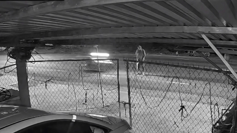 Người đ&agrave;n &ocirc;ng băng qua đường bị xe m&ocirc; t&ocirc; t&ocirc;ng nguy kịch