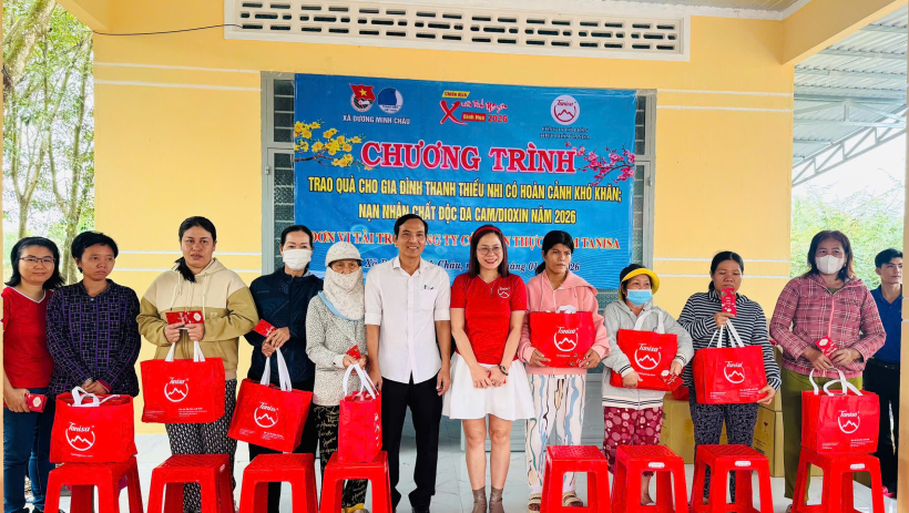 X&atilde; Dương Minh Ch&acirc;u: Tặng 66 phần qu&agrave; cho gia đ&igrave;nh người yếu thế