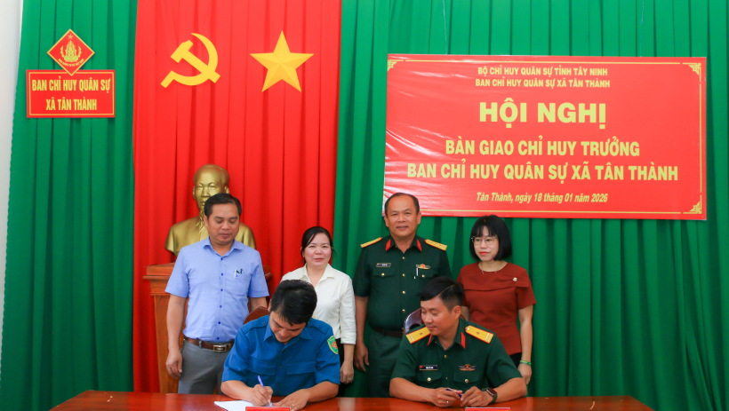 B&agrave;n giao chức tr&aacute;ch, nhiệm vụ Chỉ huy trưởng Ban Chỉ huy Qu&acirc;n sự x&atilde; T&acirc;n Th&agrave;nh