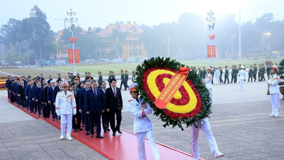 Đo&agrave;n đại biểu dự Đại hội XIV của Đảng viếng Lăng Chủ tịch Hồ Ch&iacute; Minh