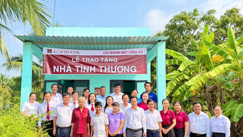 X&atilde; H&ograve;a Kh&aacute;nh trao 3 căn nh&agrave; t&igrave;nh thương 