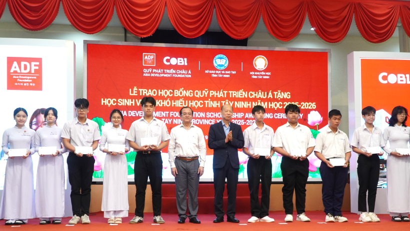 Quỹ Ph&aacute;t triển Ch&acirc;u &Aacute; tặng học bổng 1 tỉ đồng cho học sinh vượt kh&oacute;