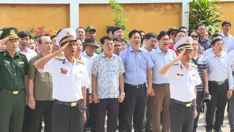 Lễ ch&agrave;o cờ tr&ecirc;n đảo H&ograve;n Khoai