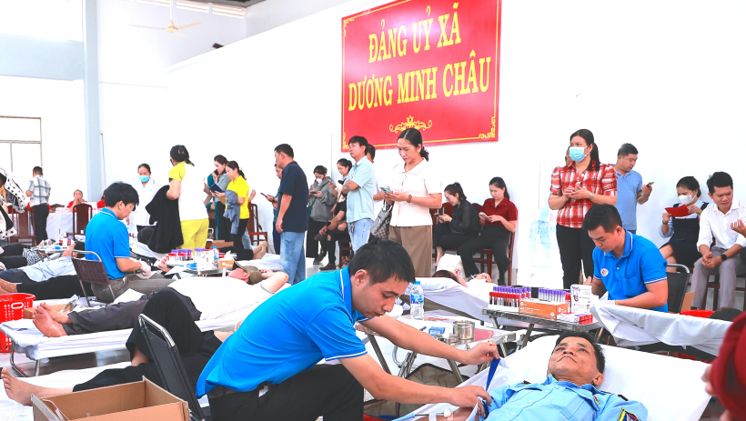 Hơn 800 t&igrave;nh nguyện vi&ecirc;n tham dự &ldquo;Ng&agrave;y hội hiến m&aacute;u t&igrave;nh nguyện v&agrave; Lễ hội Xu&acirc;n hồng&rdquo; năm 2026