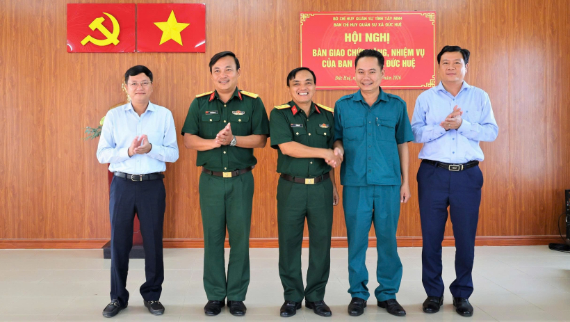 X&atilde; Đức Huệ: B&agrave;n giao chức năng, nhiệm vụ Ban Chỉ huy Qu&acirc;n sự x&atilde;