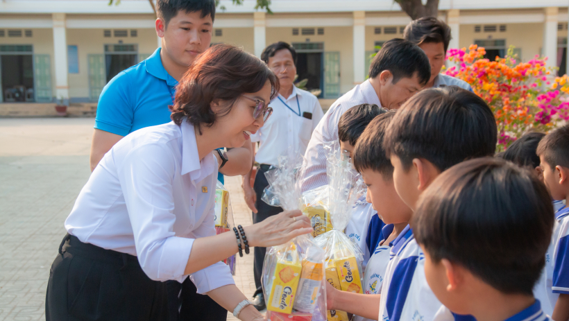 Chương tr&igrave;nh 'Tết cho em': Trao 900 suất qu&agrave; ở Trường Tiểu học Suối D&acirc;y