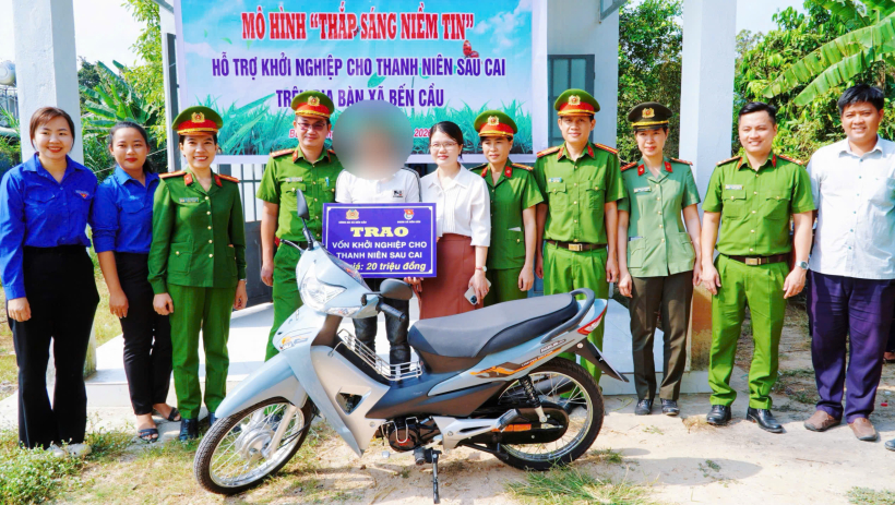 Ấm &aacute;p từ m&ocirc; h&igrave;nh 'Thắp s&aacute;ng niềm tin'