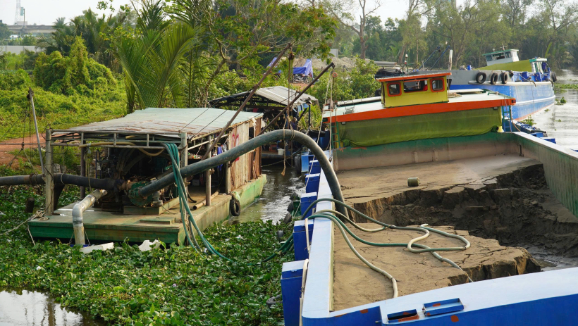 Tạm giữ hơn 2.000m&sup3; c&aacute;t san lấp kh&ocirc;ng r&otilde; nguồn gốc