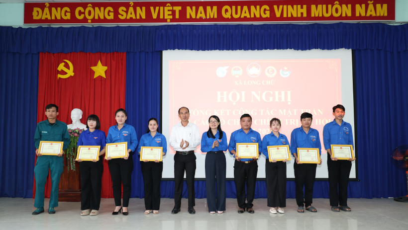 Nhiều tập thể, c&aacute; nh&acirc;n của x&atilde; Long Chữ được khen thưởng trong c&ocirc;ng t&aacute;c Mặt trận
