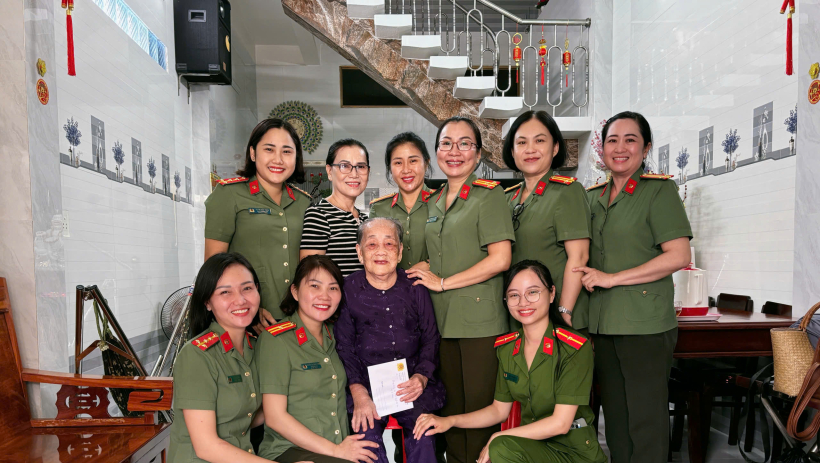 Hội Phụ nữ C&ocirc;ng an tỉnh thăm B&agrave; mẹ Việt Nam Anh h&ugrave;ng 