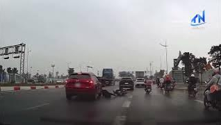 Phanh gấp tr&ecirc;n đường trơn ướt, người đi xe m&aacute;y ng&atilde; v&agrave;o &ocirc; t&ocirc;