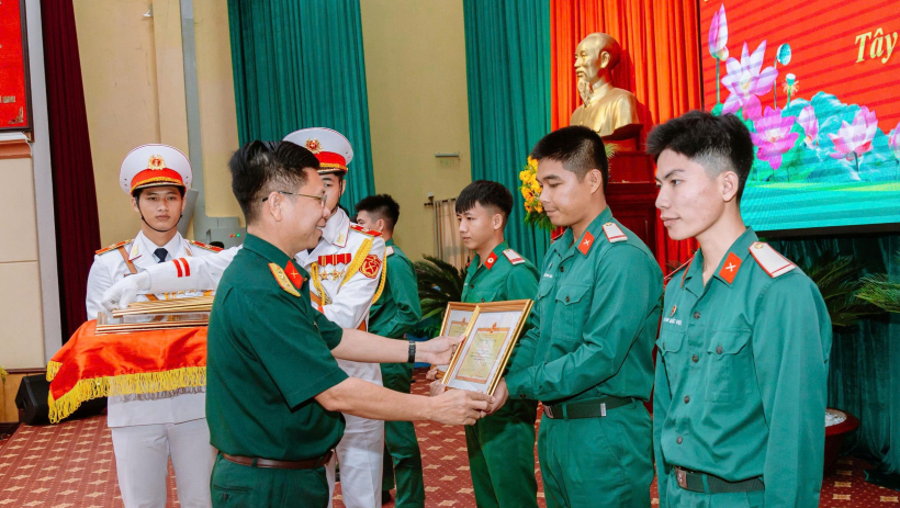 Gặp mặt, giao nhiệm vụ cho đảng vi&ecirc;n l&agrave; hạ sĩ quan, chiến sĩ xuất ngũ