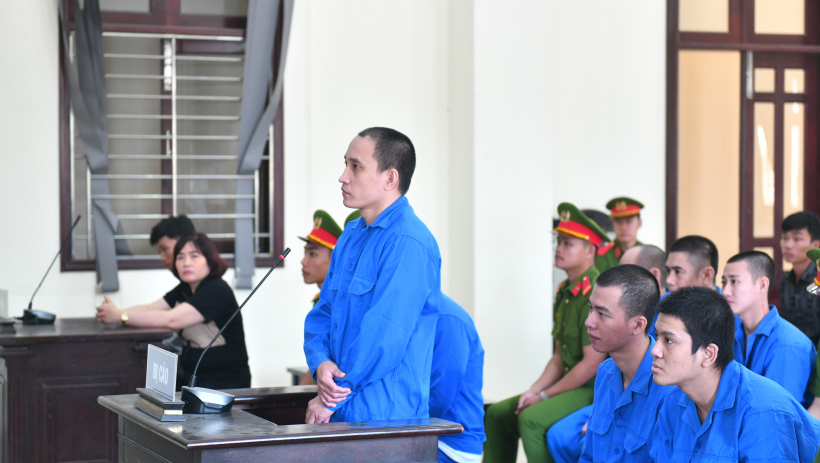 M&acirc;u thuẫn chuyện t&iacute;nh tiền h&aacute;t karaoke, 12 người ra t&ograve;a