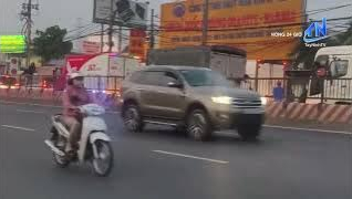 Bất chấp nguy hiểm, v&ocirc; tư tr&egrave;o qua r&agrave;o dải ph&acirc;n c&aacute;ch