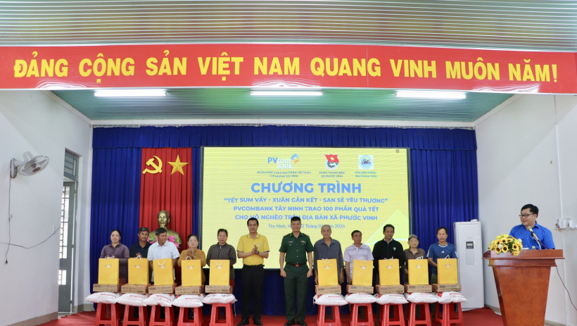 Trao qu&agrave; tết cho 100 hộ ngh&egrave;o tr&ecirc;n địa b&agrave;n x&atilde; Phước Vinh