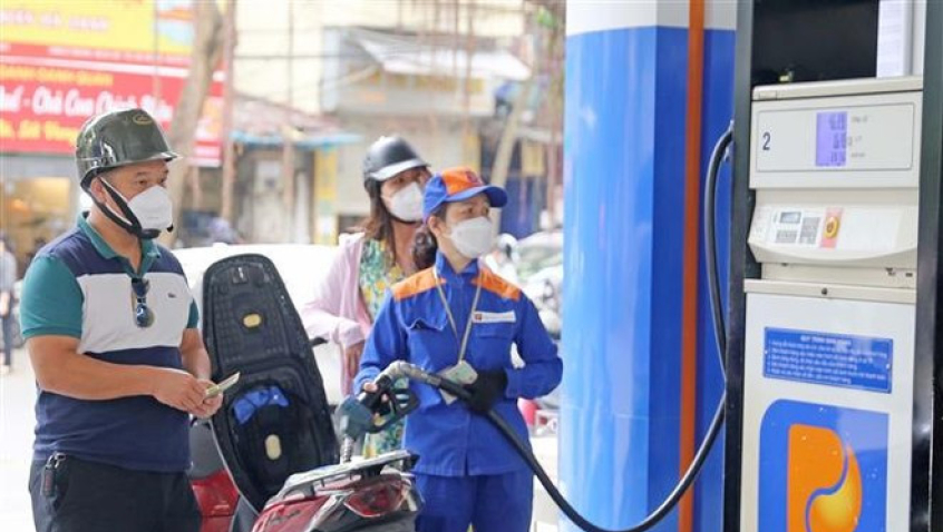 Thị trường xăng dầu biến động tr&aacute;i chiều, RON95-III giảm c&ograve;n 18.631 đồng