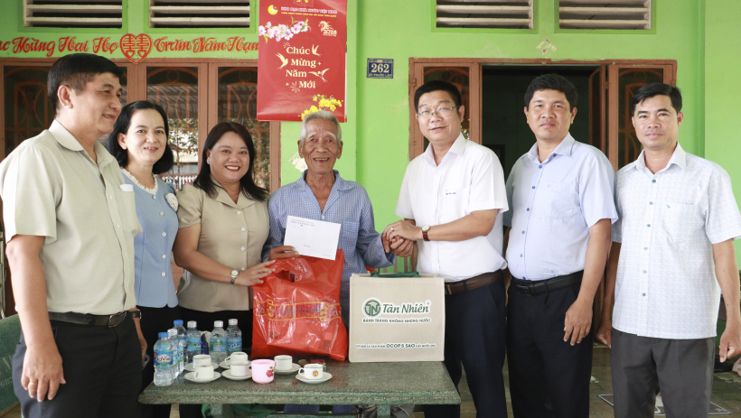 X&atilde; Phước Vinh: Thăm, tặng qu&agrave; đảng vi&ecirc;n Huy hiệu 60 năm tuổi Đảng trở l&ecirc;n