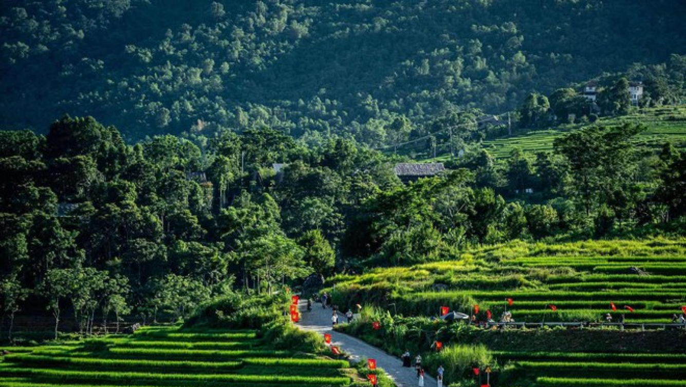 S&oacute;ng ở trong l&agrave;ng