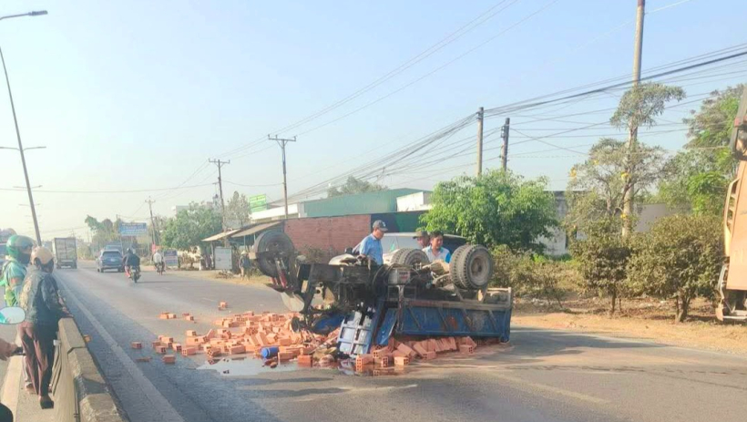 Lật xe ba g&aacute;c chở gạch tr&ecirc;n Đường tỉnh 830, giao th&ocirc;ng bị cản trở