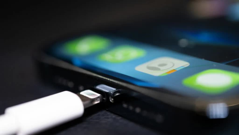 Nguy&ecirc;n nh&acirc;n khiến smartphone kh&ocirc;ng thể sạc tối đa