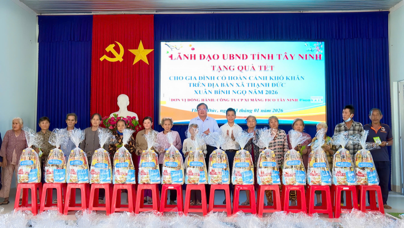 L&atilde;nh đạo UBND tỉnh T&acirc;y Ninh trao qu&agrave; tết tại x&atilde; Thạnh Đức 