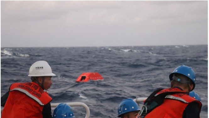 T&agrave;u chở 21 người bị lật &uacute;p ở Biển Đ&ocirc;ng, Trung Quốc v&agrave; Philippines ứng cứu