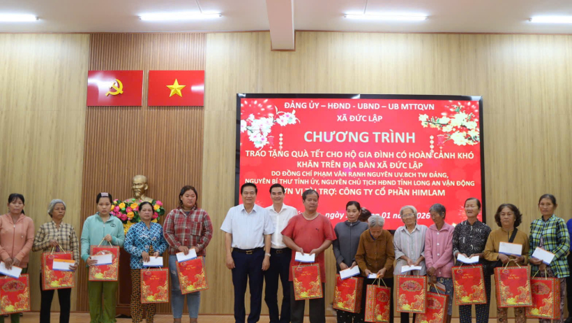 X&atilde; Đức Lập: Trao 200 phần qu&agrave; tết cho gia đ&igrave;nh kh&oacute; khăn