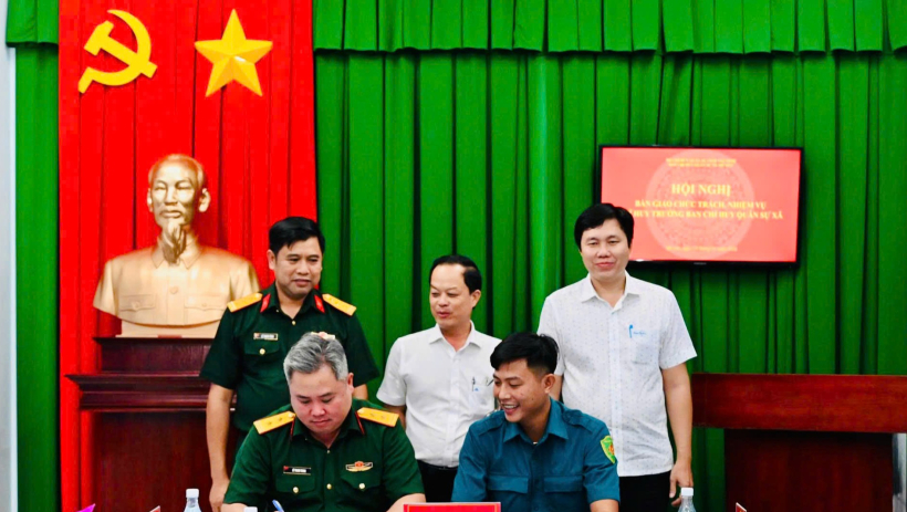 X&atilde; Mỹ Y&ecirc;n: B&agrave;n giao chức tr&aacute;ch, nhiệm vụ Chỉ huy trưởng Ban Chỉ huy Qu&acirc;n sự 