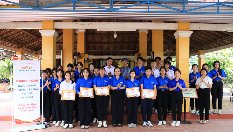 Đo&agrave;n Thanh ni&ecirc;n phường H&ograve;a Th&agrave;nh ứng dụng m&atilde; QR trong tuy&ecirc;n truyền di t&iacute;ch lịch sử