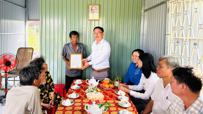 Trao tặng nh&agrave; t&igrave;nh thương tại x&atilde; T&acirc;n Tập 