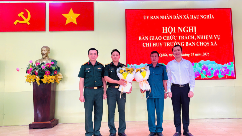 Hậu Nghĩa: B&agrave;n giao nhiệm vụ Chỉ huy trưởng Ban Chỉ huy Qu&acirc;n sự x&atilde; 