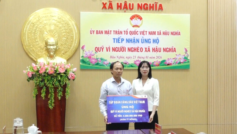 X&atilde; Hậu Nghĩa tiếp nhận 5 tỉ đồng ủng hộ Quỹ &ldquo;V&igrave; người ngh&egrave;o&rdquo; từ Tập đo&agrave;n Xăng dầu Việt Nam