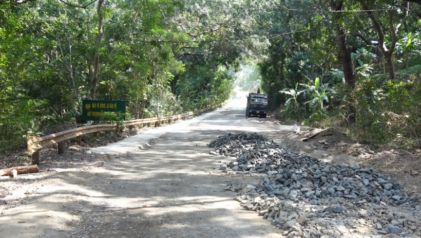 Thống nhất lắp đặt barie kiểm so&aacute;t người v&agrave; phương tiện v&agrave;o rừng tại Khu rừng Văn h&oacute;a - Lịch sử n&uacute;i B&agrave;