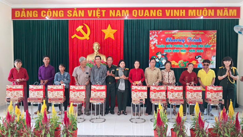 Ấm &aacute;p 'Xu&acirc;n Bi&ecirc;n ph&ograve;ng' nơi tuyến đầu bi&ecirc;n giới Tuy&ecirc;n B&igrave;nh