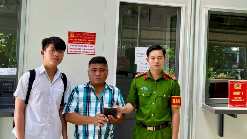 X&atilde; Tru&ocirc;ng M&iacute;t: Học sinh nhặt được của rơi trả lại người mất