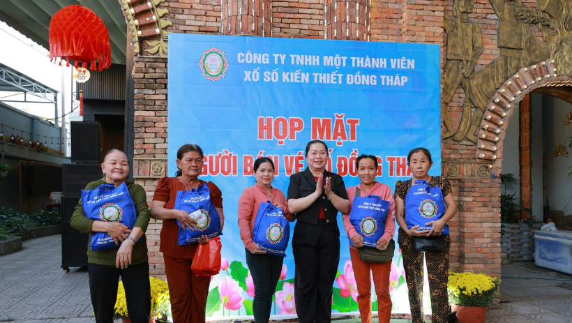 Trao 300 suất qu&agrave; tết cho người b&aacute;n lẻ v&eacute; số, c&oacute; ho&agrave;n cảnh kh&oacute; khăn phường T&acirc;n Ninh