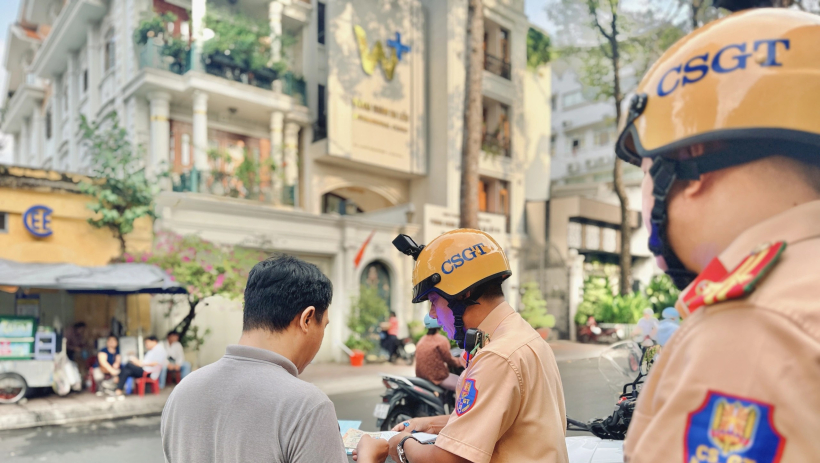 Lỗi đi ngược chiều, đi sai l&agrave;n: V&igrave; sao người bị phạt 700.000 đồng, người mất 5 triệu?