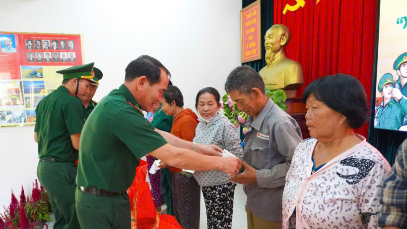 Đồn Bi&ecirc;n ph&ograve;ng Cửa khẩu Mỹ Qu&yacute; T&acirc;y tổ chức chương tr&igrave;nh &ldquo;Xu&acirc;n bi&ecirc;n ph&ograve;ng ấm l&ograve;ng d&acirc;n bản&rdquo;
