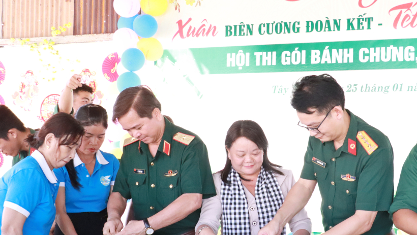 Ấm &aacute;p chương tr&igrave;nh &ldquo;Xu&acirc;n bi&ecirc;n cương đo&agrave;n kết, Tết thắm t&igrave;nh qu&acirc;n d&acirc;n&rdquo;