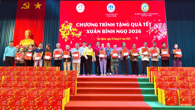 X&atilde; Hậu Nghĩa trao 500 phần qu&agrave; cho hộ ngh&egrave;o, cận ngh&egrave;o dịp Tết Nguy&ecirc;n đ&aacute;n B&iacute;nh Ngọ 2026
