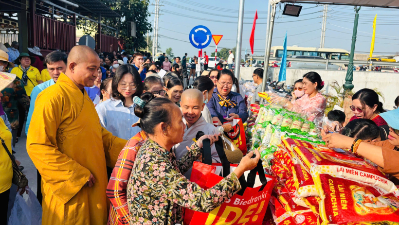 Phi&ecirc;n chợ 0 đồng hỗ trợ người khiếm thị v&agrave; người d&acirc;n c&oacute; ho&agrave;n cảnh kh&oacute; khăn