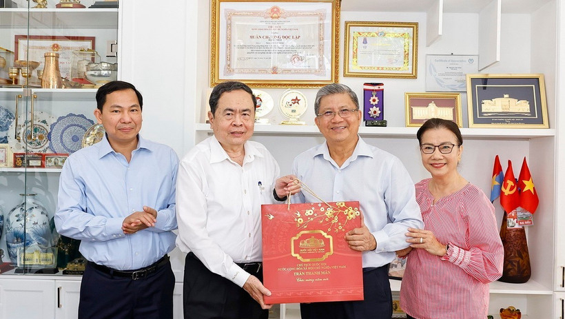 Chủ tịch Quốc hội thăm, tri &acirc;n c&aacute;c đồng ch&iacute; nguy&ecirc;n l&atilde;nh đạo Đảng, Nh&agrave; nước