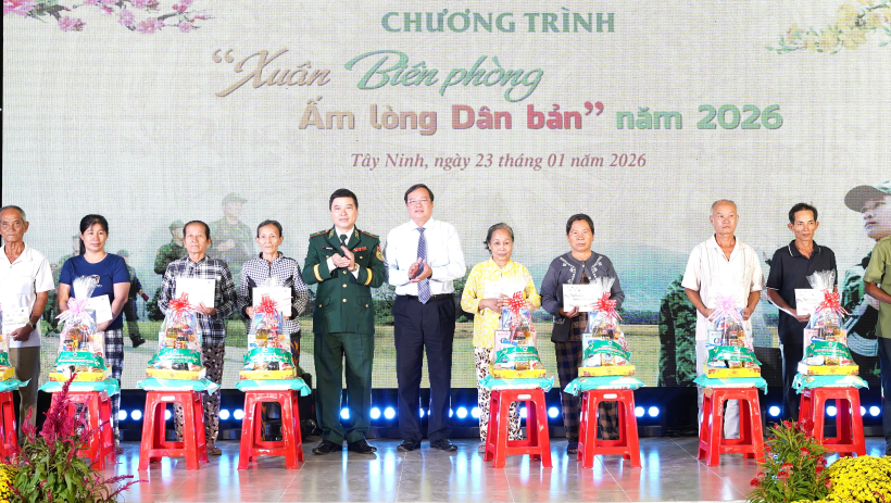 Mang tết ấm đến v&ugrave;ng bi&ecirc;n