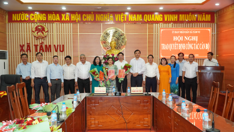 X&atilde; Tầm Vu trao quyết định c&ocirc;ng t&aacute;c c&aacute;n bộ 