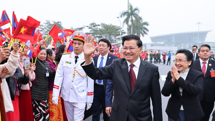 Tổng B&iacute; thư, Chủ tịch nước L&agrave;o v&agrave; Phu nh&acirc;n đến H&agrave; Nội, bắt đầu thăm cấp Nh&agrave; nước tới Việt Nam