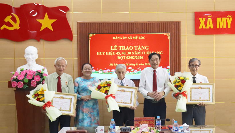 Đảng ủy x&atilde; Mỹ Lộc trao tặng Huy hiệu Đảng cho 3 đảng vi&ecirc;n
